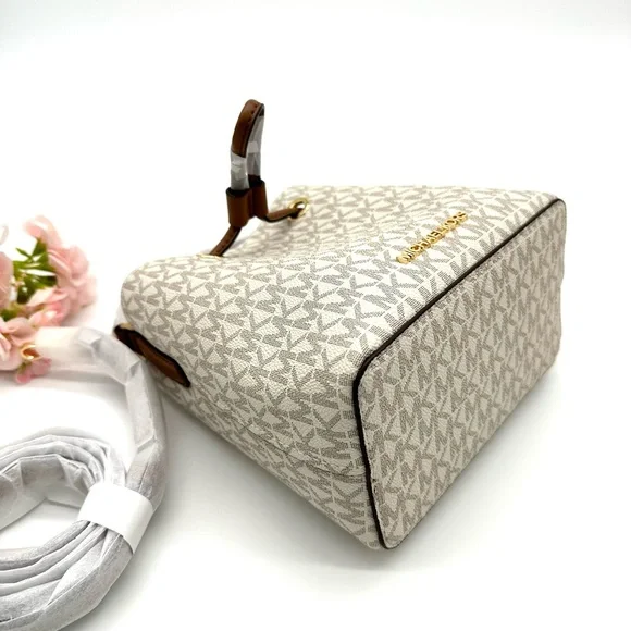 Michael Kors Suri Small Bucket Messenger Shoulder Handbag - Vanilla / Gold Tone - Picture 4 of 7